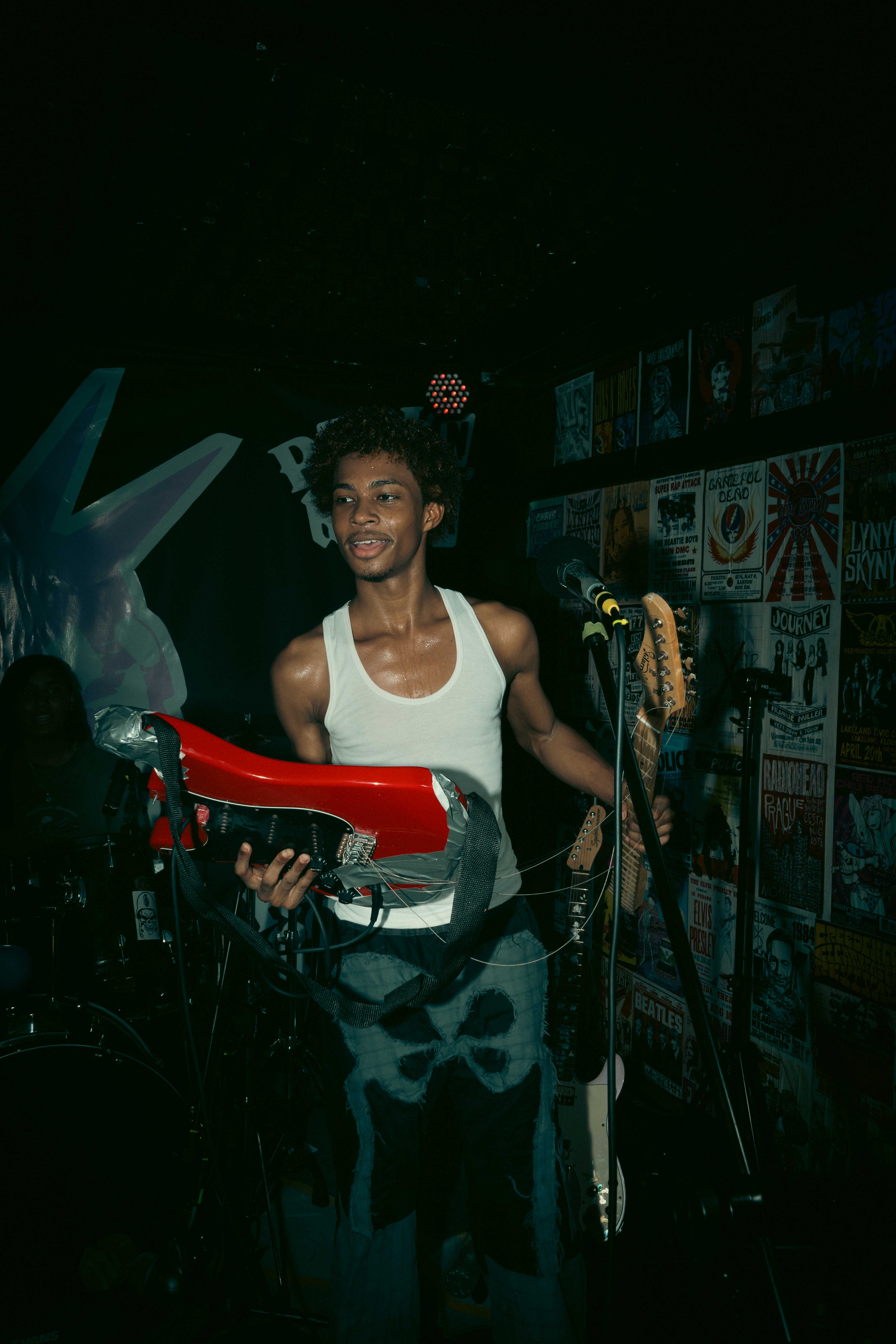 Korven Brox Vocalista, lider y compositor principal en Grunjeo